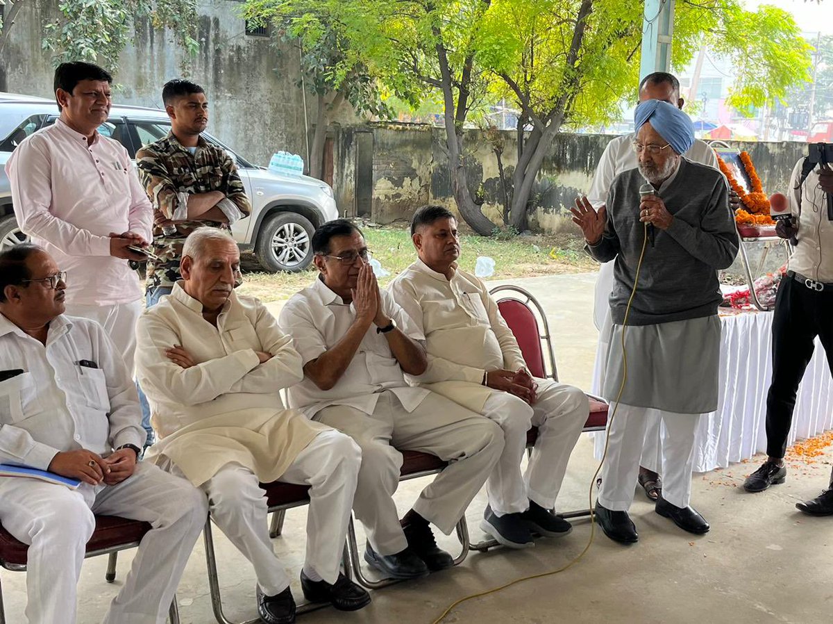 पूर्व प्रधानमंत्री श्रीमती इंदिरा गांधी जी की स्मृति में कुरुक्षेत्र कांग्रेस भवन में आयोजित प्रार्थना सभा में <a href="/INCHaryana/">Haryana Congress</a> प्रभारी दीपक बाबरिया जी, पूर्व वित्त मंत्री स. <a href="/HSChathaINC/">Harmohinder Singh Chatha</a> जी एवं वरिष्ठ कांग्रेस नेतागणों सहित शामिल होकर श्रीमती इंदिरा गांधी को श्रद्धांजलि अर्पित की।