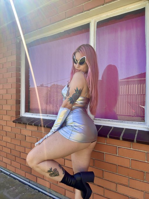 Happy Halloween 👽✌️ https://t.co/PmCAr28jWr