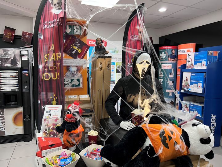YESSSelectrique's tweet image. 🎃 Ce soir, c'est Halloween !

Ambiance Halloween dans nos points de vente, comme ici à notre agence YESSS Rouen Rive Droite (Seine-Maritime.)
#électricité #halloween2023 #fetes #yessselectrique #rouen #seinemaritime