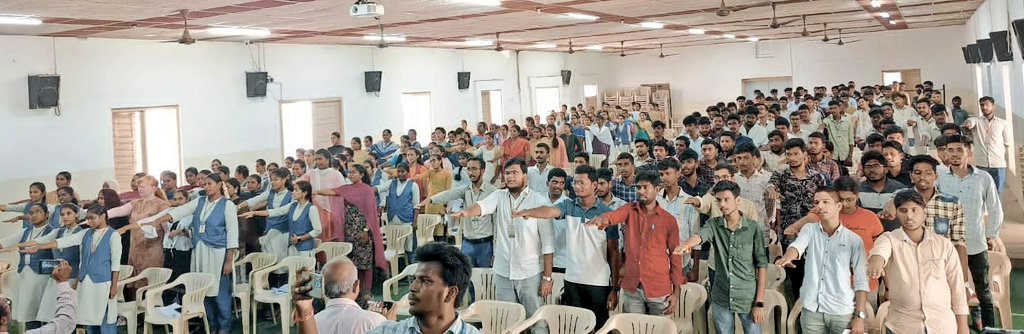 Pledge is being administered by @CBC_MIB Field Officer @RC_IIS on the occasion of  #NationalUnityDay2023 celebrations in #JKCCollege in Guntur. 

#राष्ट्रीयएकतादिवस
#RashtriyaEktaDivas
#జాతీయఐక్యతాదినోత్సవం