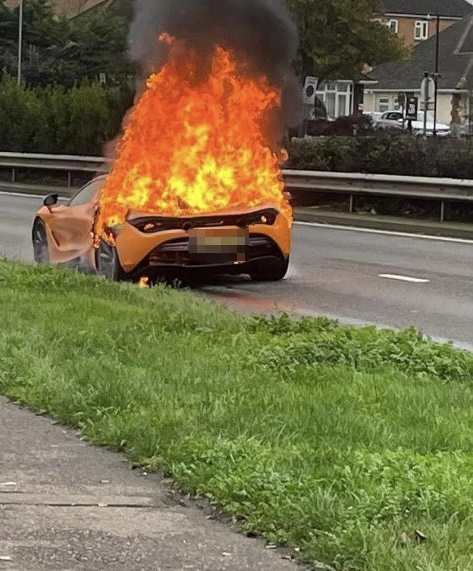 SetCheshire's tweet image. FFS! Write-off.
THIS @MarkDrakeford is what happens when you try to stick to 20mph in Pythelly 🤷🏼♂️🔥
#supercar #overheating