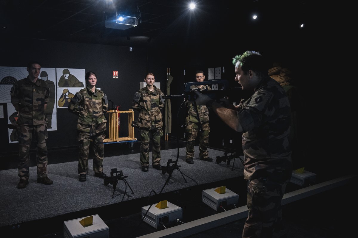 FierEtVaillant's tweet photo. Immersion pour ces 20 jeunes venus suivre une Préparation Militaire au #126e régiment d’infanterie. Ils ont pu découvrir le métier de #militaire au travers des activités variés (armement, vie en caserne...). Cette semaine s’est terminée par une cérémonie de remise de diplôme. https://t.co/DxcIe8ye9m