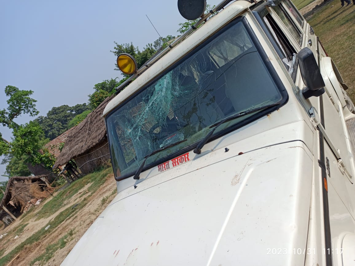 आज प्रथमा यूपी ग्रामीण बैंक गोंडा की रिकवरी टीम पर जानलेवा हमला किया गया है।रीजनल मैनेजर सहित पूरी टीम के साथ मारपीट की गई है और दबंगों ने बंधक बनाकर मोबाइल छीन कर लिए गए थे।मामला गोंडा जिले के गांव जिया पुरवा कोतवाली करनैलगंज का है।
सभी साथी दोषियों के खिलाफ कार्यवाही के लिए