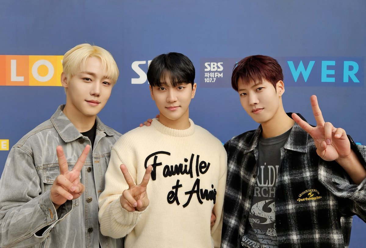GoldenChild's tweet photo. [💡] #골드니스 여러분!
잠시 후 7:00 PM SBS 파워FM #러브게임
#이대열 #이장준 #홍주찬 이 출연합니다.

대열 장준 그리고 주찬이와 함께하는
러브게임은 3배 더 신나지✨🌼

▶ https://t.co/Bcr0kgf7jX

#GoldenChild #골든차일드 #GNCD
#LeeDaeYeol #LeeJangjun #HongjooChan
#박소현의러브게임 https://t.co/GsupDwPBMR