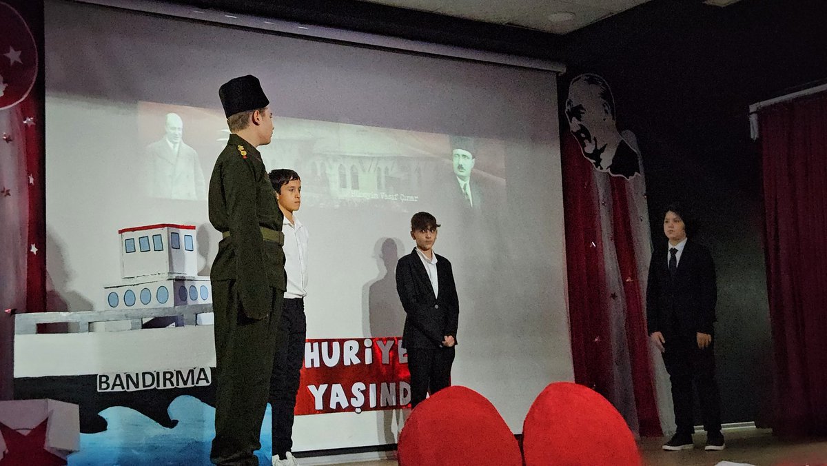 Cumhuriyetimizin 100. yılını, ortaokul öğrencilerimizin görev aldığı  "29 Ekim Cumhuriyet Bayramı" programıyla coşkulu bir şekilde kutladık 🇹🇷🎉