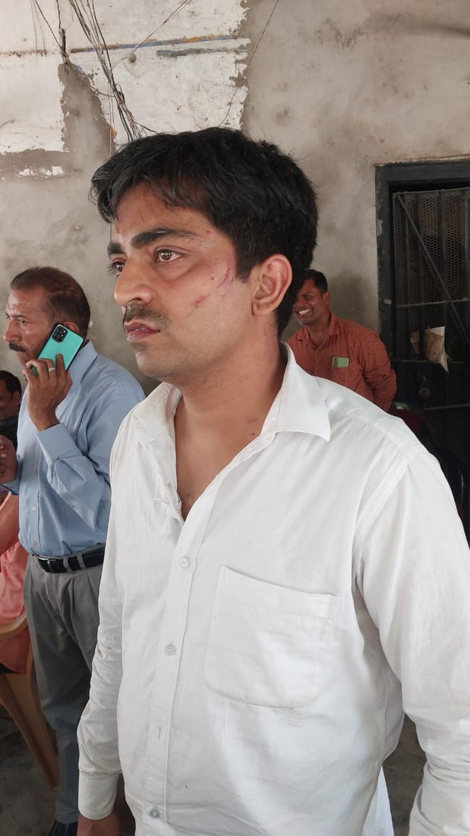 upgboa's tweet image. #PUPGB की बालपुर शाखा के प्रबंधक सहित रिकवरी टीम पर गोंडा के जियापुरवा गांव में दबंगों ने हमला किया है।जिसमे स्टाफ को गंभीर चोटे आई है।स्टाफ को बंधक बनाकर गाड़ियों को भी श्रतिगस्त किया गया है।
प्रशासन से मांग है कि दोषियों के खिलाफ सख्त से सख्त कार्यवाही की जाए। @gondapolice