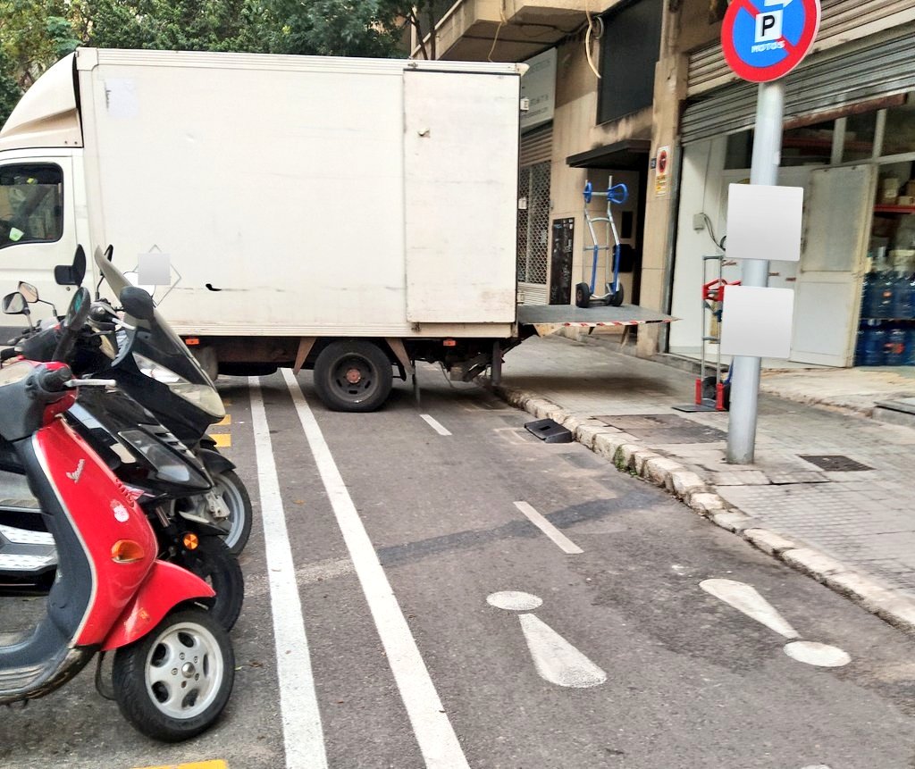 matcaves's tweet image. Qualcú sabria dir quin nou tipus de bicicleta o patinet és aquest que podem trobar al #carrilbici de Palma?  😬🚲🚚