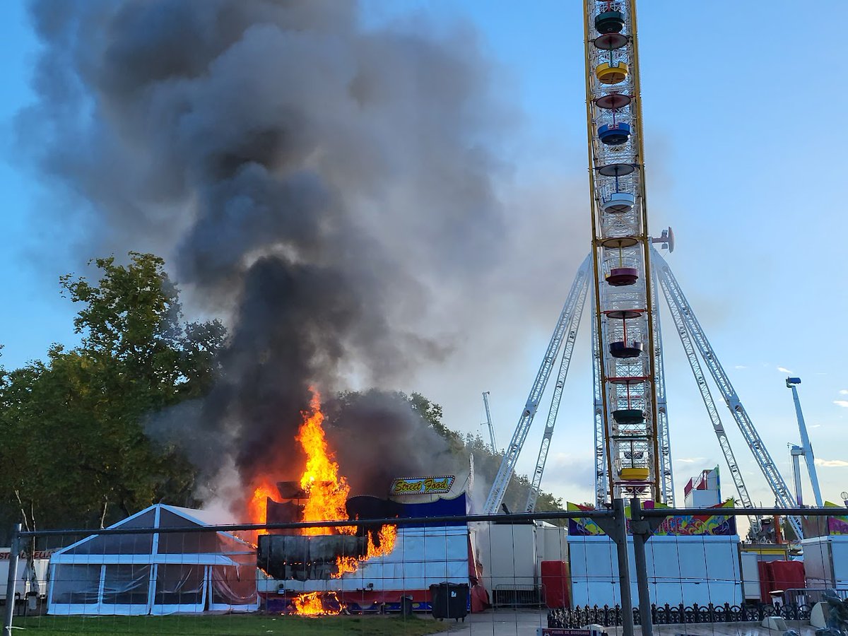 SO_Bordeaux's tweet photo. Bordeaux : un incendie à la foire des Quinconces ce mardi matin
https://t.co/mUxi4ZSqUV https://t.co/cxB9RAX4gy