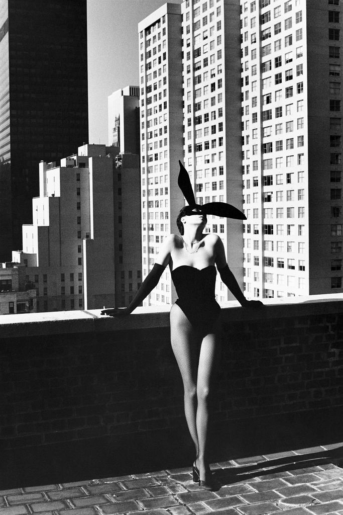31.10.1920 ur. się Helmut Newton (właśc. Neustädter), jeden z najbardziej znanych, ale też i kontrowersyjnych fotografów. Jego zdjęcia - odważne, bezpruderyjne, pełne nagości, erotyzmu pojawiały się na okładkach Vogue'a, Playboya.
#BornOnThisDay #HelmutNewton #photography