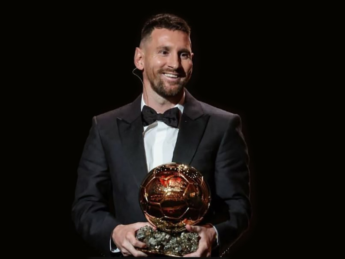 WWR_it's tweet photo. ⚽️ Lionel Messi ha vinto l'8° Pallone d'Oro, un record!

È stato votato miglior giocatore del mondo nel
2009, 2010, 2011, 2012, 2015, 2019, 2021 e 2023

#pallonedoro #ballondor2023 #francefootball #calcio #record #Messi #WWR https://t.co/5zYUuAp0pP