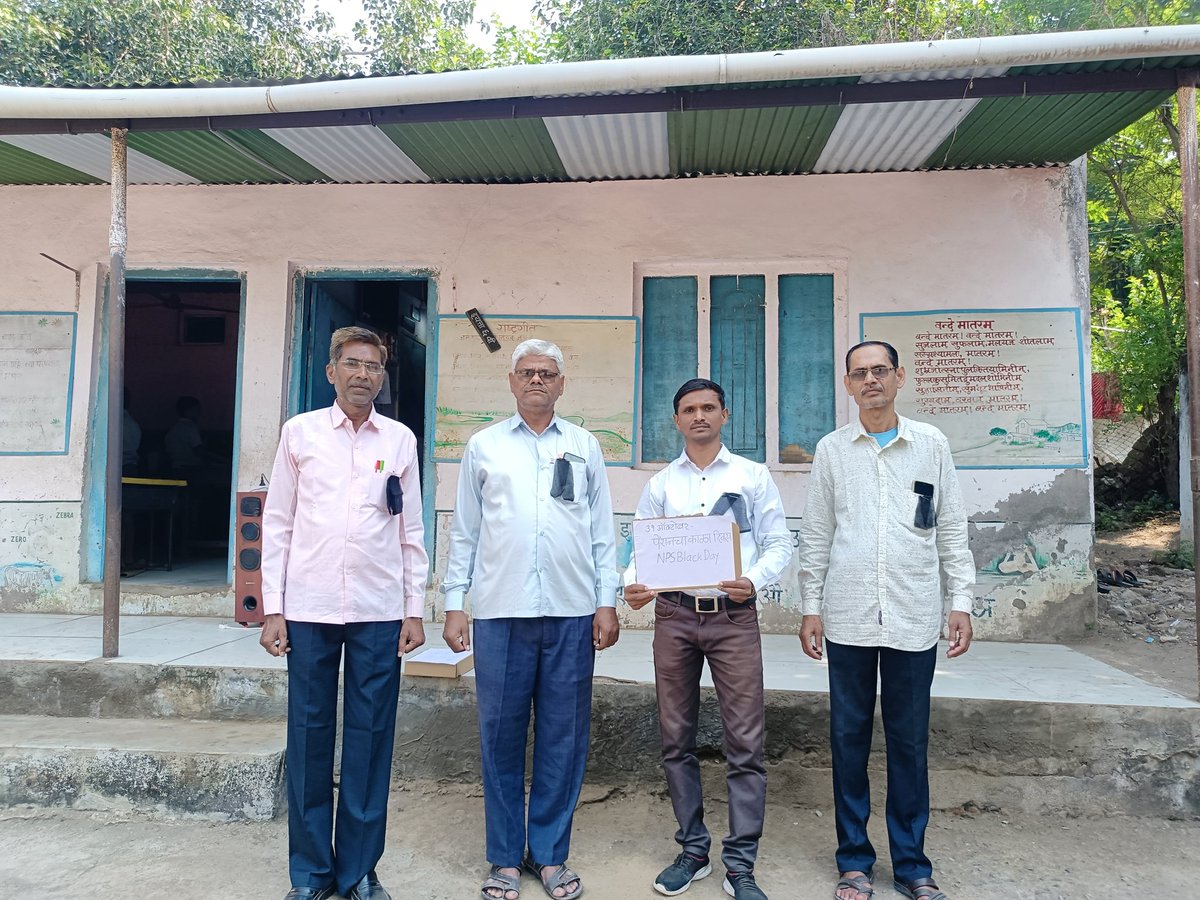 माझासोबत माझ्या ज्येष्ठ सहकाऱ्यांनी आज काळ्या फिती लावून कामकाज केले🏴
31 ऑक्टोबर  #पेन्शनचा_काळा_दिवस 
#NPS_Black_Day
#पेन्शन_जनक्रांती_महामोर्चा_12डिसें 
एकच मिशन जुनी पेन्शन
<a href="/mieknathshinde/">Eknath Shinde - एकनाथ शिंदे</a> <a href="/Dev_Fadnavis/">Devendra Fadnavis</a> <a href="/OfficeofUT/">Office of Uddhav Thackeray</a> <a href="/TV9Marathi/">TV9 Marathi</a> <a href="/lokmat/">Lokmat</a> <a href="/LokshahiMarathi/">Lokshahi Marathi</a> <a href="/abpmajhatv/">ABP माझा</a> #voteforOPS