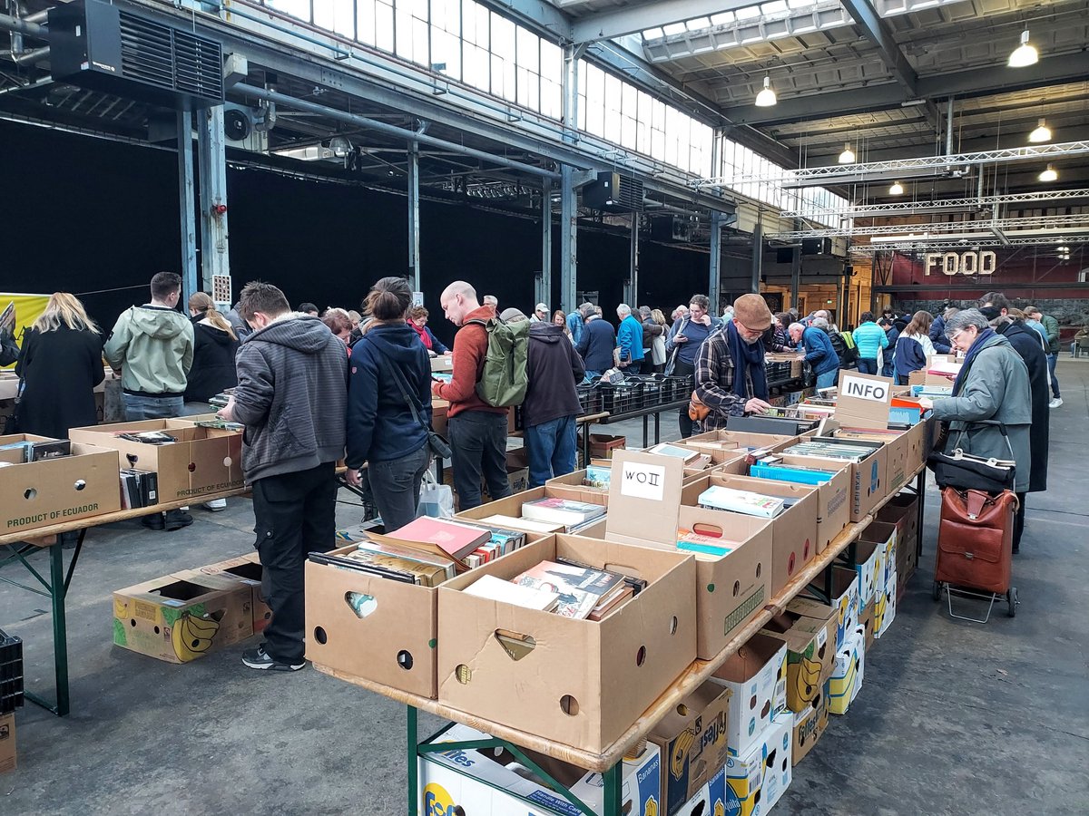 Ontdek een schat aan boeken &amp; platen op de Amnesty-markt in Ulft! 📚🎶 Kom langs op vrijdag 3 november in de SSP hal op het DRU Industriepark. Duizenden boeken, lp's, cd's, singles, dvd's en meer wachten op een nieuwe eigenaar. 😍 Vergeet niet je tassen! 💼✨ #AmnestyMarkt #Ulft
