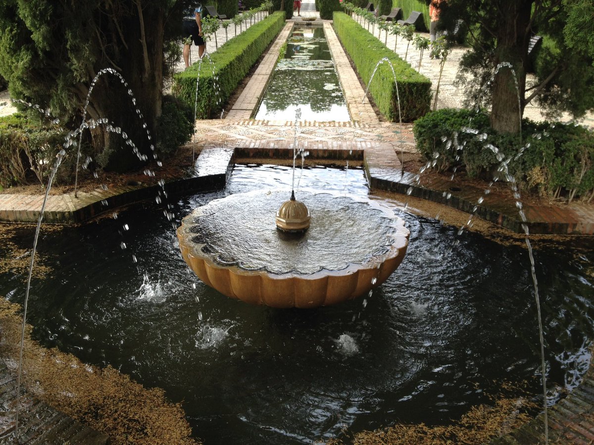 AliciaMimundo's tweet photo. Los Jardines del Generalife en la Alhambra, fueron el lugar de retiro y esparcimiento de los reyes granadinos. Creados en su mayor parte en el s. XIV tienen claras influencias orientales y el agua es su principal elemento. Todavía se conservan los cipreses de la época a los reyes nazaries. 
El núcleo y parte más emblemática de los jardines es el Patio de la Acequia.