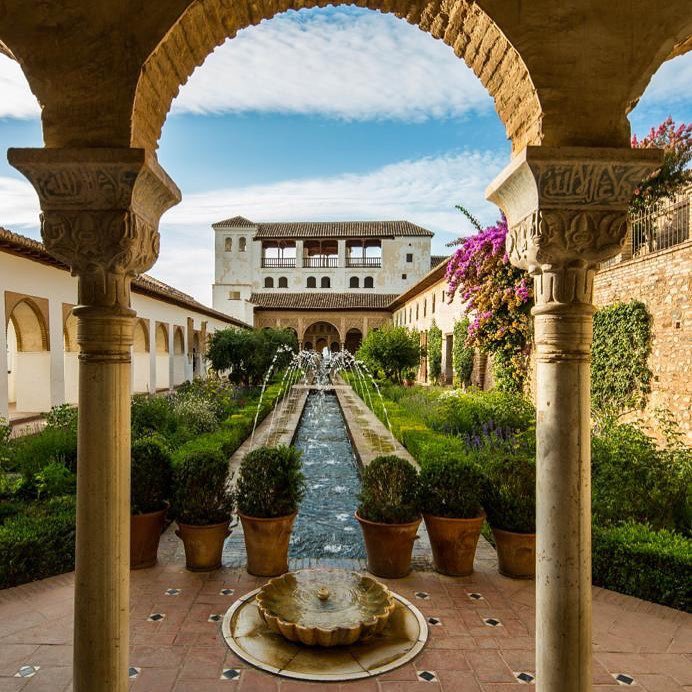 AliciaMimundo's tweet photo. Los Jardines del Generalife en la Alhambra, fueron el lugar de retiro y esparcimiento de los reyes granadinos. Creados en su mayor parte en el s. XIV tienen claras influencias orientales y el agua es su principal elemento. Todavía se conservan los cipreses de la época a los reyes nazaries. 
El núcleo y parte más emblemática de los jardines es el Patio de la Acequia.