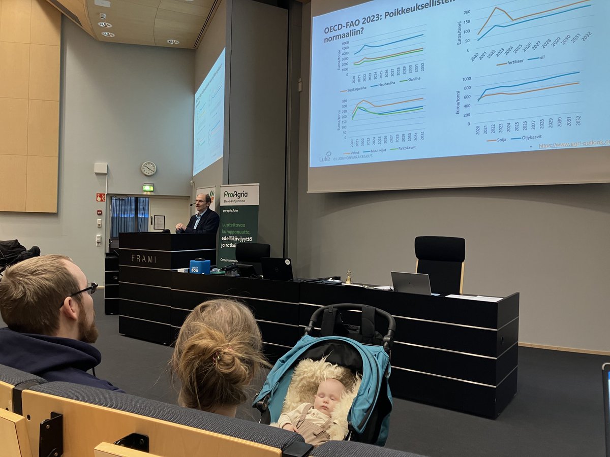 huhtatu's tweet photo. Historiaa trendeinä ja tulevaisuutta kuuntelijajoukossa 🙂. Maidontuotannon suhteellinen kannattavuus näyttäisi parantuvan hintasuhteiden perusteella. #maitoseminaari ⁦@ProAgria⁩ Jyrki Niemi ⁦@LukeFinland⁩ https://t.co/cpufyJFV11