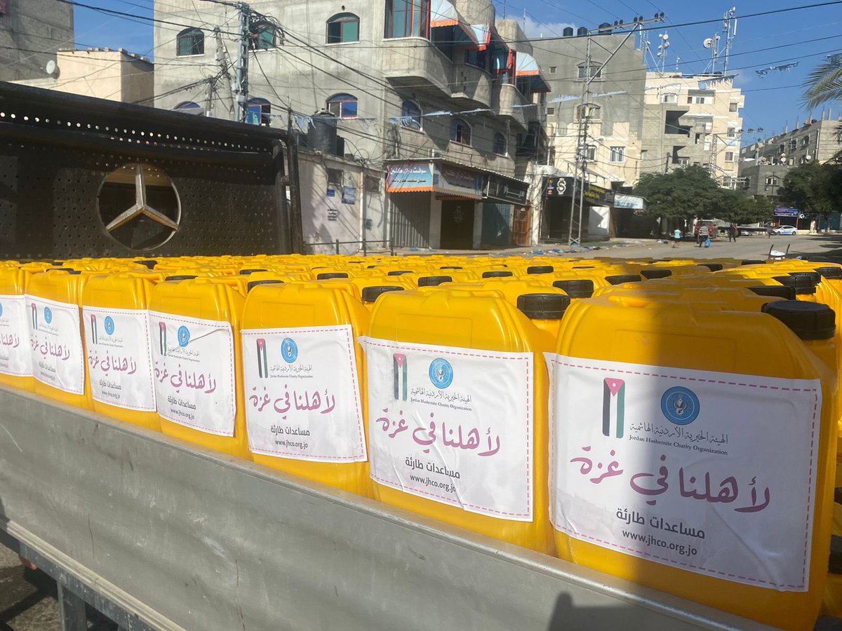 aleenaaax02's tweet photo. Gaza update: Water distribution 💧
In Gaza, you helped us provide clean water to displaced families affected by  the recent bombardments. 
Water sources have been completely cut off in Gaza and families are struggle to access clean water to drink and clean themselves with. https://t.co/hhEHRXlECG