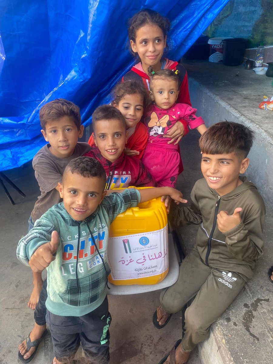 aleenaaax02's tweet photo. Gaza update: Water distribution 💧
In Gaza, you helped us provide clean water to displaced families affected by  the recent bombardments. 
Water sources have been completely cut off in Gaza and families are struggle to access clean water to drink and clean themselves with. https://t.co/hhEHRXlECG