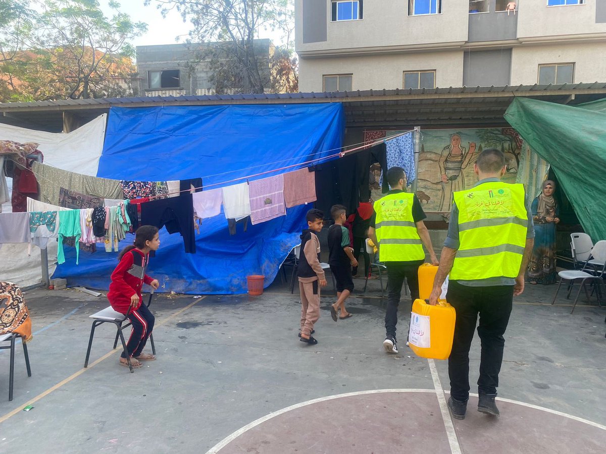 aleenaaax02's tweet photo. Gaza update: Water distribution 💧
In Gaza, you helped us provide clean water to displaced families affected by  the recent bombardments. 
Water sources have been completely cut off in Gaza and families are struggle to access clean water to drink and clean themselves with. https://t.co/hhEHRXlECG