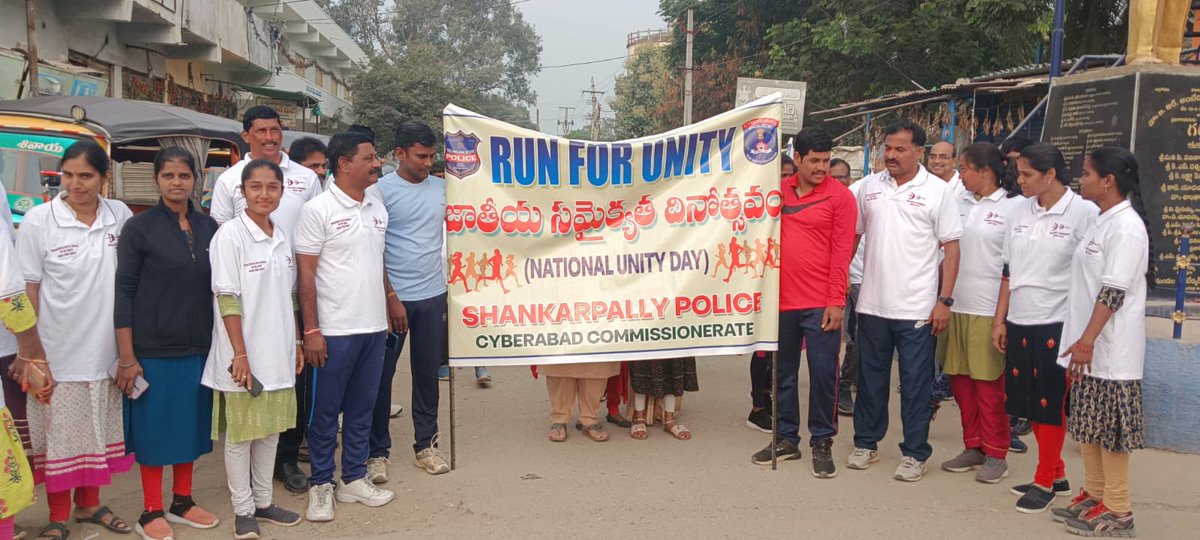 PsShankarpally's tweet photo. In view of
#NationalUnityDay
we have conducted a "RUN FOR UNITY" program in Shankarpally town, in this program the BDL unit officials, CISF staff, School children and youth including our PS staff have participated.
#RasthriyaEktaDiwas #ShankarpallyPS https://t.co/quHNNxU8dE