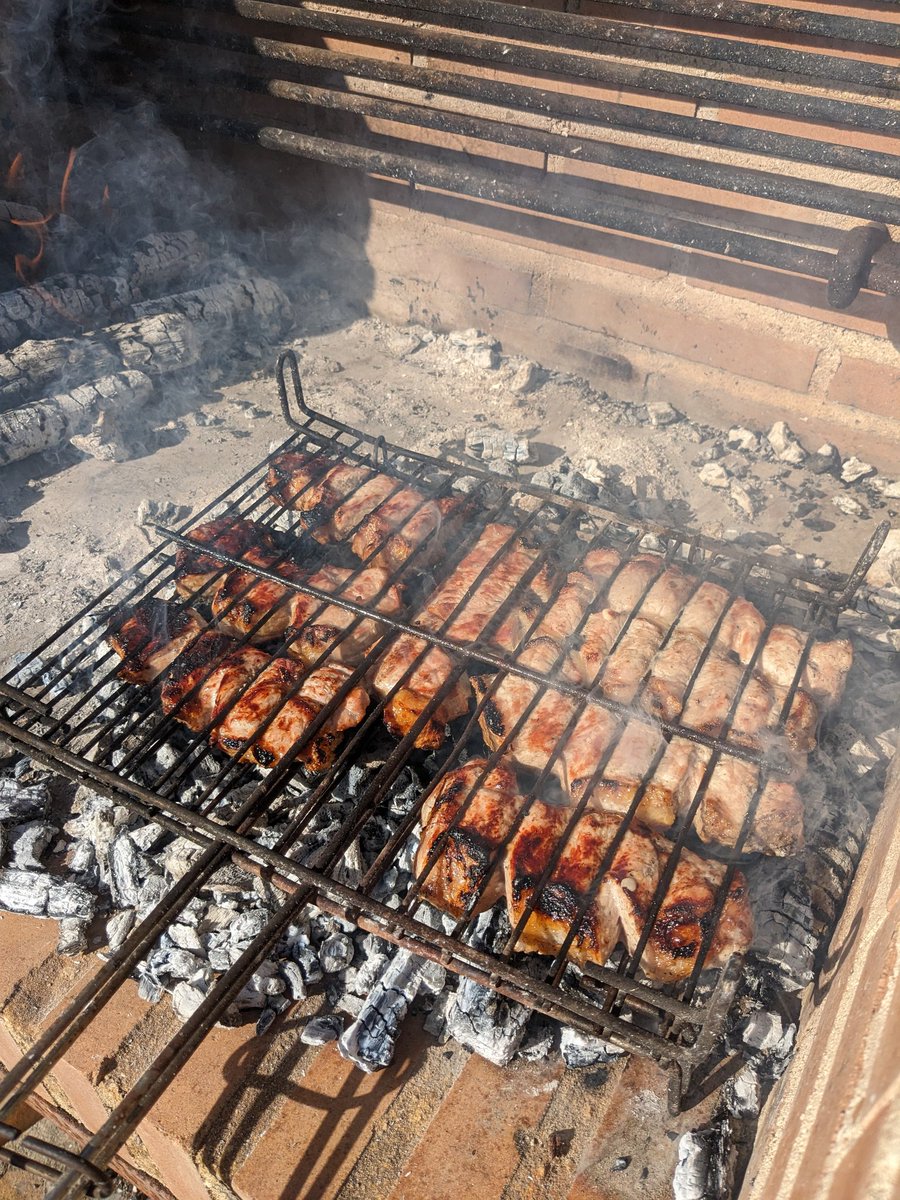 stockstomatoes's tweet photo. Ayer me visitaron unos amigos madrileños que aprovecharon el puente para huir un par de días del asfalto. 

El punto central de estos días es la barbacoa. Una buena brasa en la que puedas estar echando carne toda la tarde. Empiezas a comer a los dos, pasa el tiempo entre cerveza y cerveza y de repente estás mirando las estrellas.

Les hice vivir la experiencia stocks and tomatoes. Recogimos membrillos, ciruelas, aceituna para aliñar, pimientos... Los más valientes se animaron a sacar el cuchillo y también se llevaron alguna gallina. Uno se encaprichó de la motosierra y le dejé cortar unos palos.

Me gusta recibir visitas. El punto negativo es que a los animales hay que atenderlos igual, gallinas, perros, ocas... A ellos no les importa que lleves cinco cervezas o te acostaras a las tantas, en cuanto amanece quieren desayunar. Así que mi resaca y yo ya hemos echado de comer a los animales mientras los visitantes aún duermen.

Carne de la zona, naturaleza y buena compañía. Tres ingredientes para para pasar un buen día de campo.