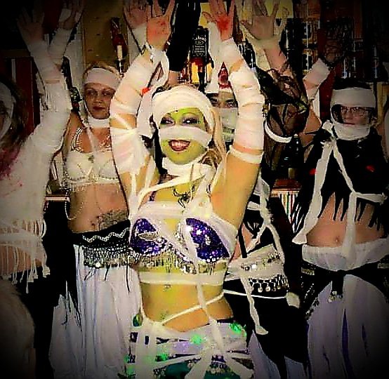 HAPPY HALLOWEEN! 🎃✌ If you've been wondering when to join, my Tuesday ladies are just starting a brand new routine. Perfect time for you to come along! Bellydance Every Tuesday 6pm - 7pm @newparkcentre #jolenedandelionbellydance #bellydancetofitness #bellydancinglessons