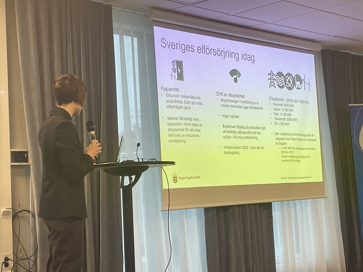 CarlBerglof's tweet image. Det går snabbt att bygga ut elsystemet, säger @mLundback på Anita Symposium. +10 000 MW på tio år.
Det som har känts långsamt är att se den förväntade effekten av åtgärderna. Idag svårt att ansluta förbrukning trots stor utbyggnad av elproduktion. #systemsyn