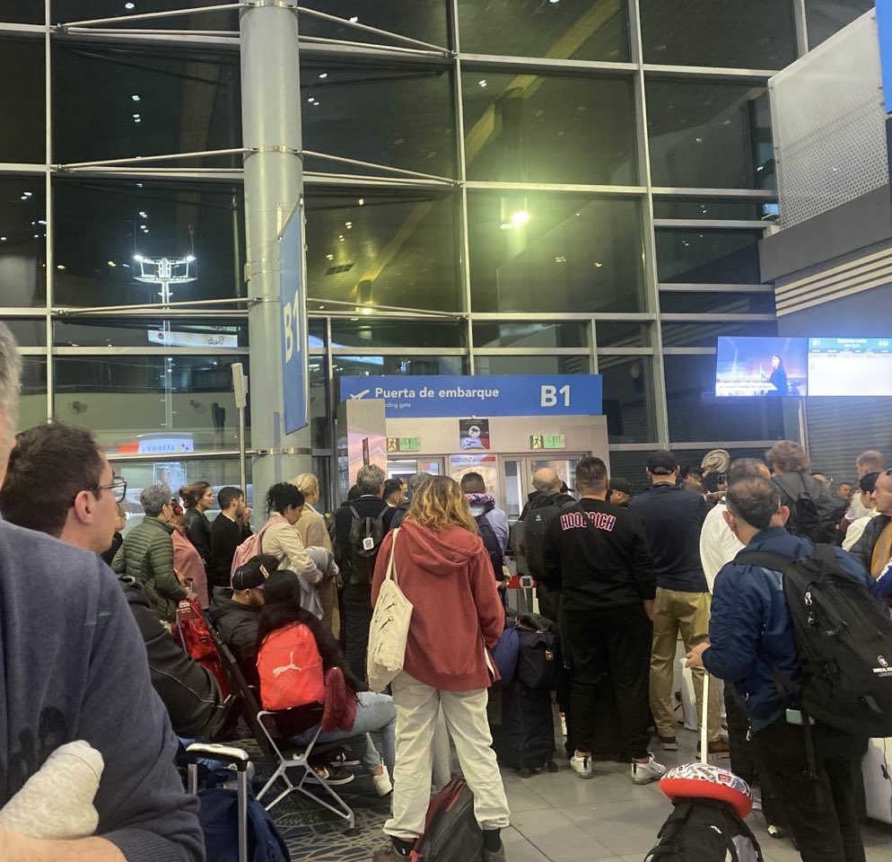 erikdlao's tweet photo. siguen esperando viajar a Londres los del vuelo programado para domingo 29 de octubre.agotados y sin dormir #avianca pone excusas y no da soluciones ni explicaciones, no entendemos que pasa! Trato de animales! @pulzo @UltimaHoraBLU @Olimpica921 @CaracolRadio @AerocivilCol AYUDA!! https://t.co/1ebm7glFWc