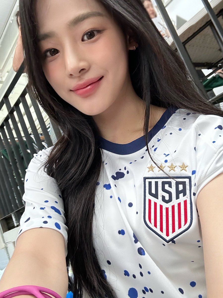 newjeans_loop's tweet photo. 231031 phoning

#뉴진스 #NewJeans 
#민지 #Minji #ミンジ https://t.co/Iwf0Tg693F