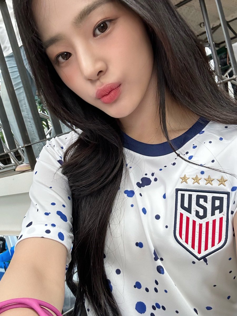 newjeans_loop's tweet photo. 231031 phoning

#뉴진스 #NewJeans 
#민지 #Minji #ミンジ https://t.co/Iwf0Tg693F