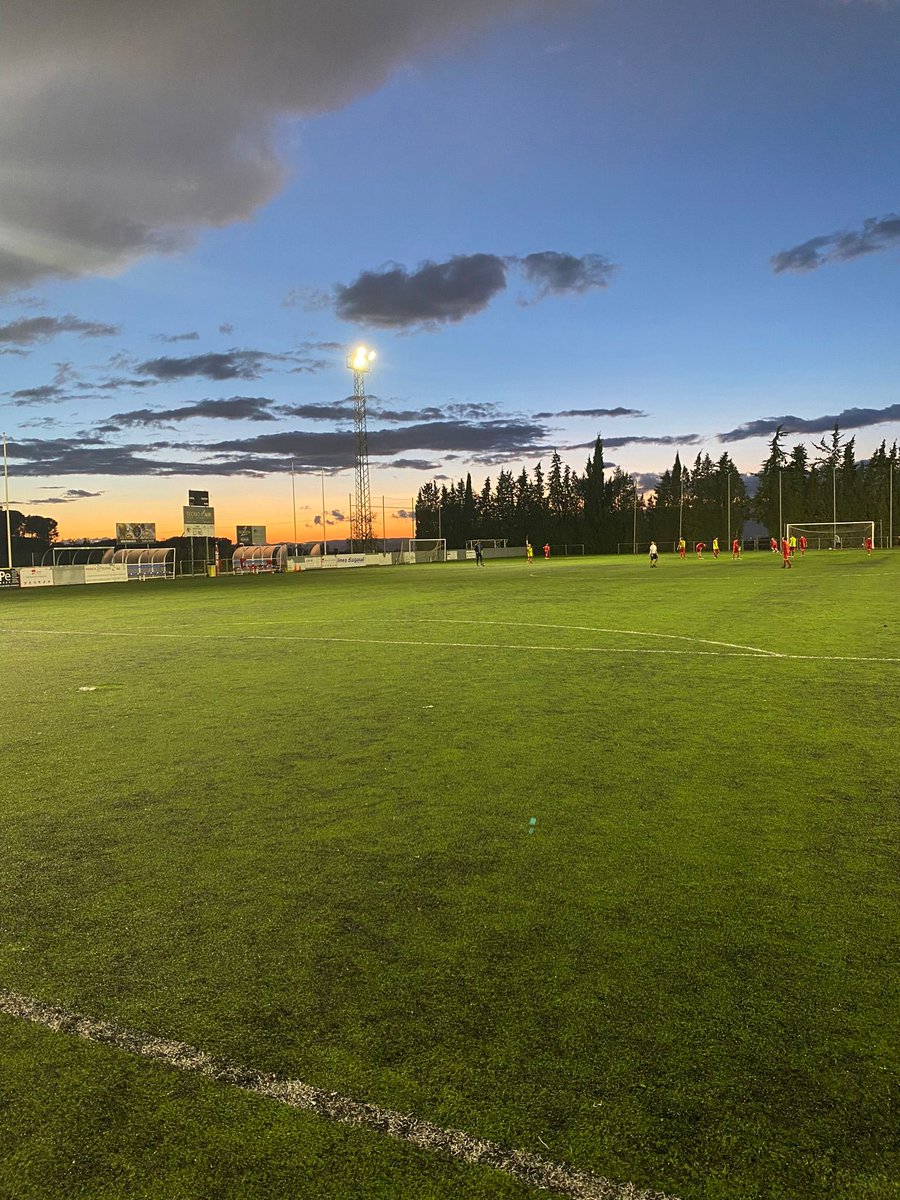 baseolerdola's tweet photo. 🗞️ NOTÍCIA 

La setmana passada es va iniciar el canvi d'enllumenat del nostre camp de futbol.
Des de @baseolerdola volem agrair  a @AjOlerdola per iniciar una sèrie d'accions sobre les nostres instal·lacions que milloraran  el dia a dia dels nostres nois i noies.
#SomhiBase https://t.co/OoxpXyvpb2