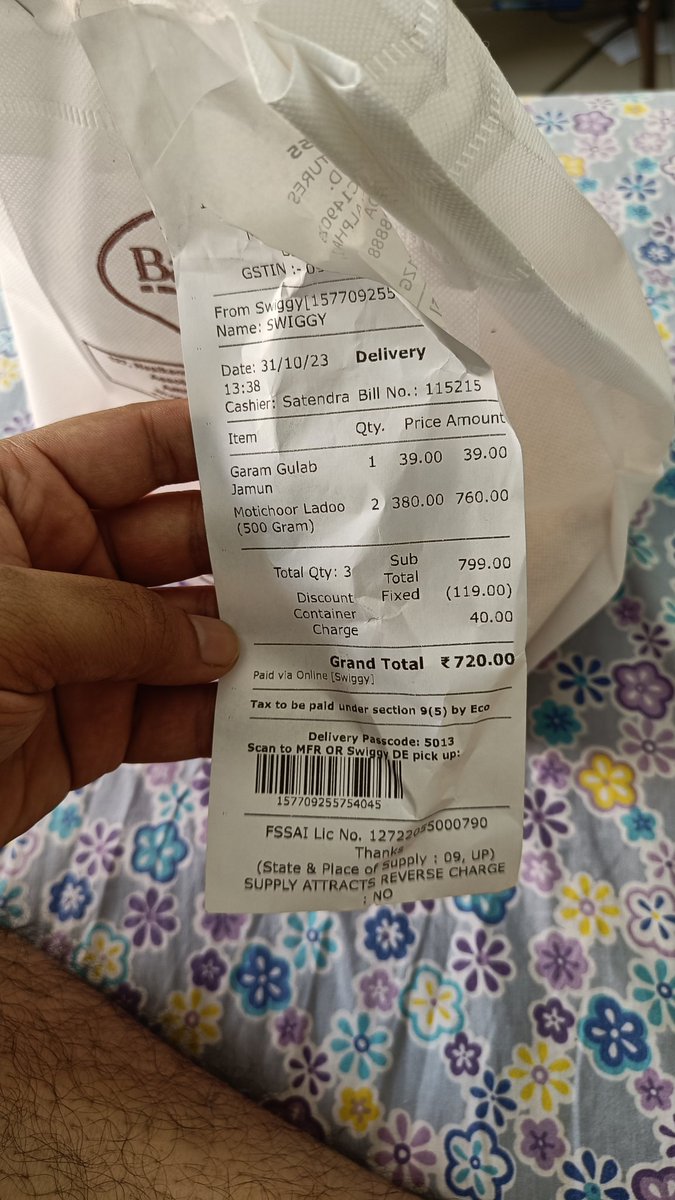 ayush2350's tweet photo. I ordered two 500gms of ladoos but got only one. How come the package got missing?? Is this the kind of service you provide @SwiggyCares ?? You guys are fraudulent! https://t.co/CyAQ321vva