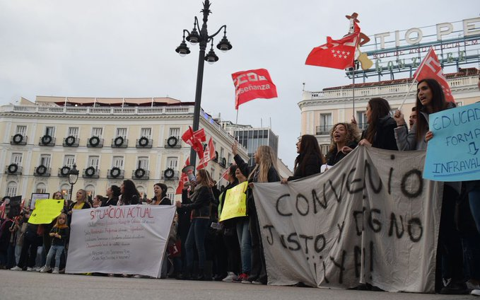 CCOOEducaMa's tweet photo. 🗞@CCOO en los medios  @el_pais 

❗️Crisis en la Educación Infantil en Madrid: huelga por salarios bajos en la privada y cursos con retrasos en la pública

Rebeca Castaño, secretaria de enseñanza, privada y servicios educativos de CCOO Madrid, aclara que las luchas que libran en este momento las maestras de la privada y de la pública son distintas. Pero advierte de que es urgente resolverlas pronto. “Son problemas paralelos. Lo que sí que tenemos en común es la reivindicación por dignificar la educación de 0-3 años. El primer ciclo no se reconoce como una tarea educativa, hay quienes aún piensan que son guarderías y no, son escuelas infantiles donde empieza el desarrollo de la personalidad y de las capacidades de los niños”, explicaba Castaño en la Puerta del Sol el 25 de octubre, en la protesta convocada por CCOO para los sectores privados y de gestión indirecta, es decir, aquellas escuelas que son de titularidad pública, pero cuyos recursos y modelos son administradas por una empresa.

👉 Más info:
https://t.co/VgoLhcECnS