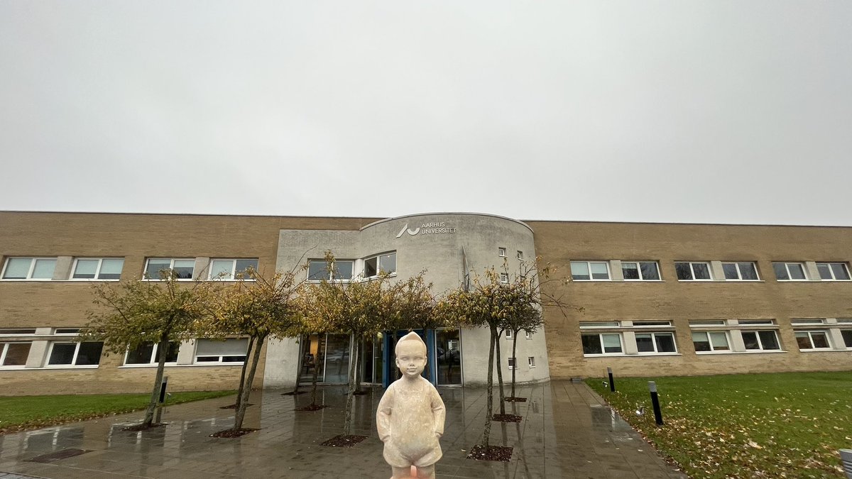 EvolvedBiofilm's tweet photo. Bartje at Aarhus University at Risø campus for a PhD defense on microbial stimulants for plant growth #NNF_INTERACT
#BartjeAroundTheWorld https://t.co/UsYEkDxuI9
