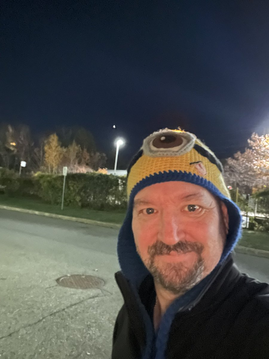 Kundun66's tweet photo. Morning Venus.. it’s definitely Minion head sweater season now .. #Bellooo https://t.co/nkq3zvYAlK