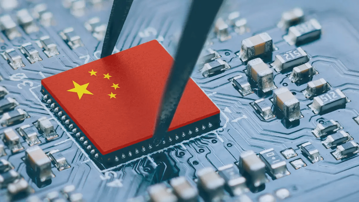 solicydotnet's tweet image. 🔥 Major move in the tech sector! China&apos;s state semiconductor fund injects $2B into a leading memory chip company, strengthening its foothold in the global chip industry. 🌐💽

#TechInvestment #ChinaSemiconductor #MemoryChipBoom