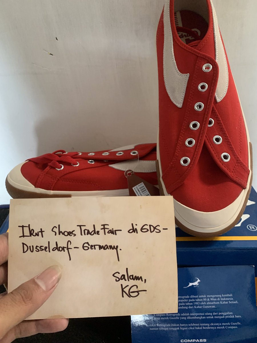 Giiikh's tweet photo. Gesss aku mau jual sepatu ku yg jarang di pakai ini harga sesuai aja yak. Tenang aku nggak nipu kok. Khusus yg jawa tengah aku kasih free ongkir selain itu mohon maaf ongkir di tanggung sendiri. https://t.co/WUA4CXkcuw