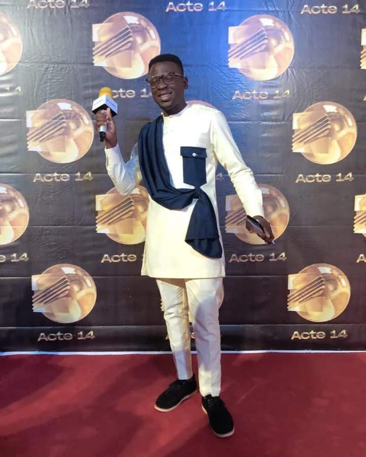 Melps89696331's tweet photo. 🇨🇲🇨🇲🇨🇲

Quand le rédacteur de @LauraDaveMedia se met en Melp's pour les @canaldor de @canal2inter .

Merci a toi Mr @SergeBonny4 😎😎

#Proud #power #dream #determination https://t.co/Iptl0yIPTX