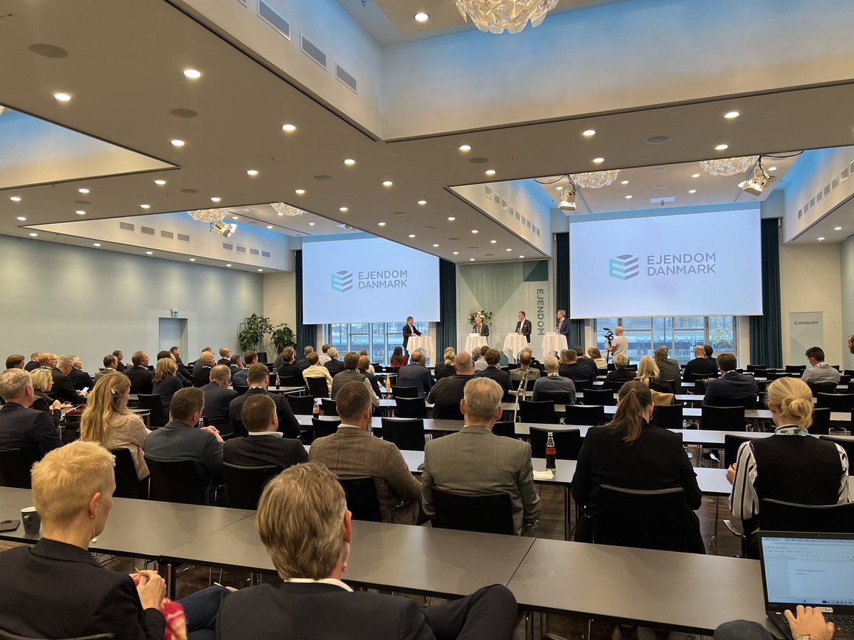 Hvilke handlinger skal der til for at sikre bæredygtighed? Debat mellem Ino Dimsits, AKF, <a href="/LarsStorr/">Lars Storr-Hansen</a>, Danske Arkitektvirksomheder og Carsten Nymann, RealkreditDanmark #dkgreen #dkbolig #EJENDOM23