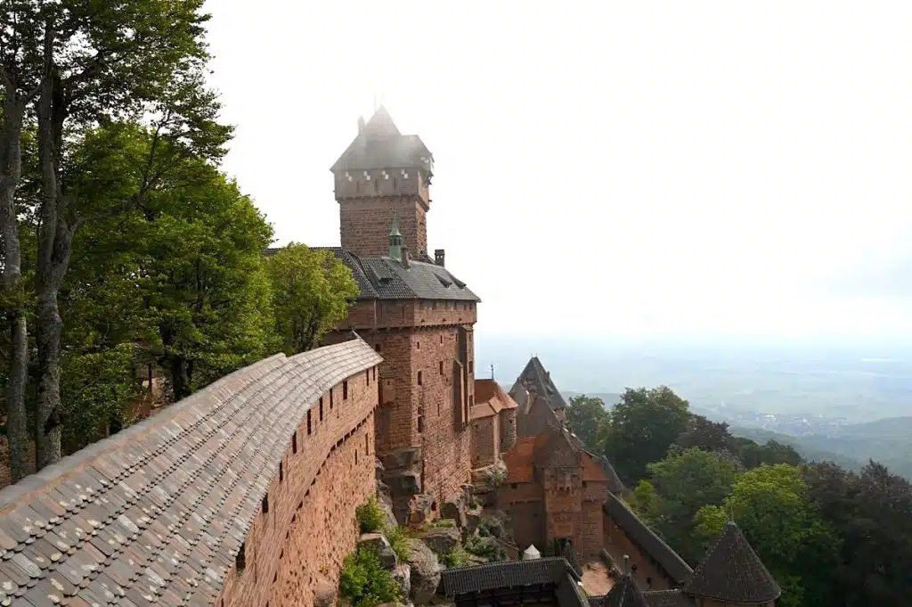 Die Haut-Koenigsburg lohnt sich als Ausflugsziel, wenn man im Elsass ist, gerade jetzt im Herbst. people-abroad.de/blog/hochkoeni… #elsass #explorefrance #frankreich