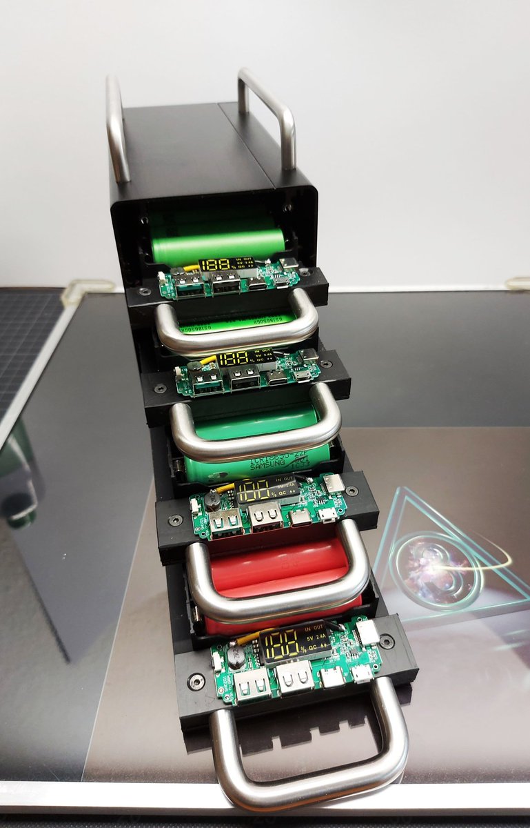 ProjectsSani's tweet photo. Li-ion USB Speicher jetzt fertig gestellt. 36 X 1856 Zellen auf vier Einschübe. Alle Zellen sind wechselbar. Gerät ist tragbar 3,1kg. ~ 93600 mAh. https://t.co/ifTCOKEYqh