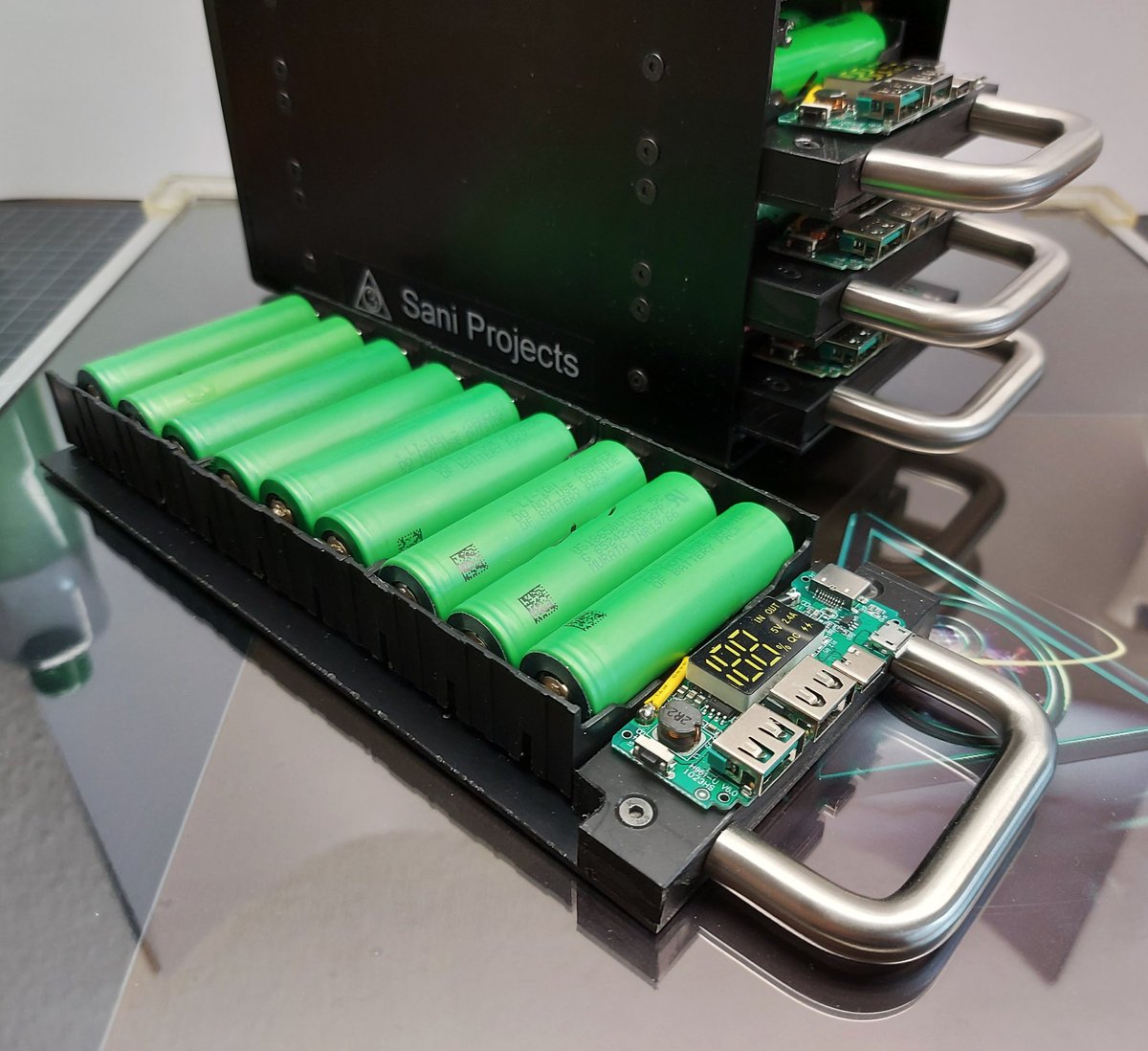 ProjectsSani's tweet photo. Li-ion USB Speicher jetzt fertig gestellt. 36 X 1856 Zellen auf vier Einschübe. Alle Zellen sind wechselbar. Gerät ist tragbar 3,1kg. ~ 93600 mAh. https://t.co/ifTCOKEYqh