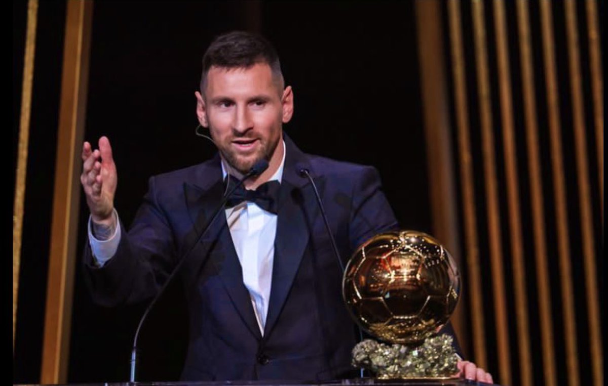 tuqa131's tweet photo. هنيئا لتلك الكرة التي توجت بك🤎👑
#Messi8 #ballondor2023 https://t.co/RoboxZdk53