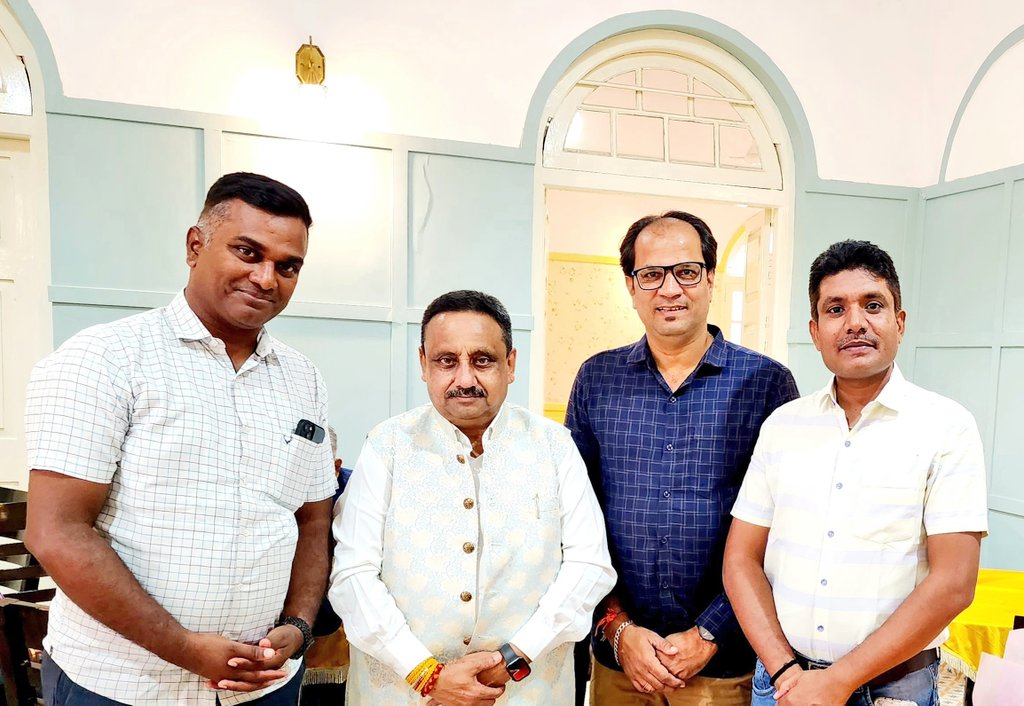 naidu200's tweet photo. ನಿನ್ನೆ ಮಾನ್ಯ ಶ್ರೀ @praveendel ರವರನ್ನು ಭೇಟಿ ಮಾಡಿ @AimraIndia ಹಾಗೂ @CAITIndia ಸಹಯೋಗದೊಂದಿಗೆ ಮುಂದಿನ ದಿನಗಳಲ್ಲಿ ಈ ಕಾಮರ್ಸ್ ಗಳ ಅನೈತಿಕ ವ್ಯಾಪಾರದ ವಿರುದ್ಧ ಹೋರಾಡುವ ಬಗ್ಗೆ ಮಾರ್ಗದರ್ಶನ ಪಡೆಯಲಾಯಿತು. ಈ ಸಂದರ್ಭದಲ್ಲಿ ಅವರು ಎಲ್ಲಾ ವ್ಯಾಪಾರಿಗಳು ಒಗ್ಗಟ್ಟಿನಿಂದ ಹೋರಾಟಕ್ಕೆ ಸಿದ್ಧವಾಗಿರುವಂತೆ ಕರೆ ನೀಡಿದರು https://t.co/oQYDA2Yjzz