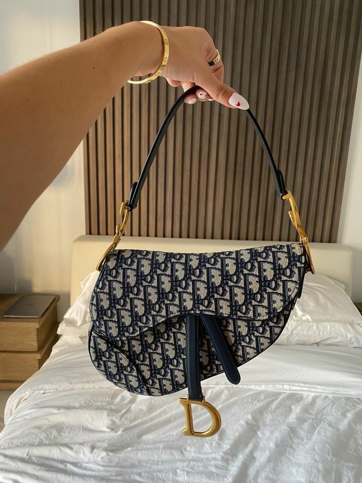 Outfit_Luxy's tweet photo. Dior bag https://t.co/oVQUNvxIcr