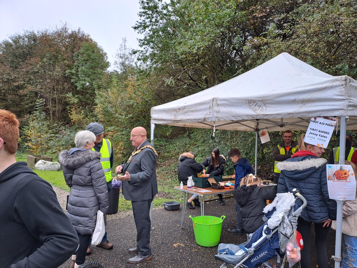 What an amazing event at Goldthorpe Railway Embankment! Thanks to everyone who came, the @Mayor_Barnsley for opening it, Dearne North and Dearne South Ward Alliances for funding, the local businesses and groups who supported it and the fantastic hard work of all the volunteers!