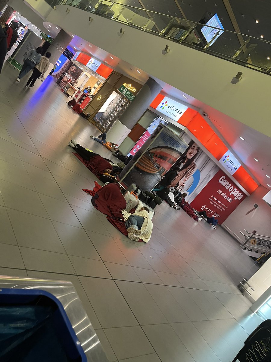 KaushRP's tweet photo. @avianca @CeoAvianca @aviancaescucha @theairhelper @theairhelper @airlinewatch hope you can help serve some justice to all these poor people! 30 hours thanks to @avianca @aviancaescucha https://t.co/tnGGvnrIS5