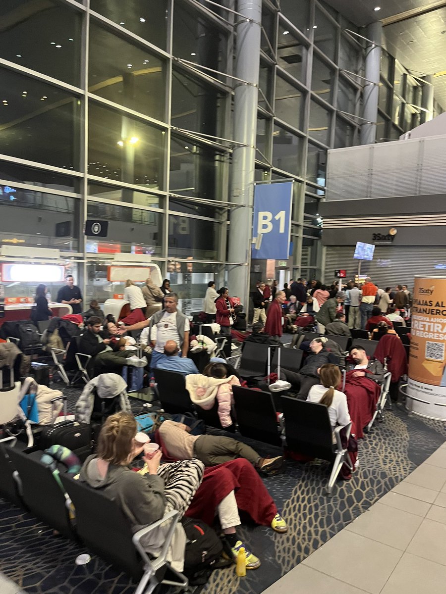 KaushRP's tweet photo. @avianca @CeoAvianca @aviancaescucha @theairhelper @theairhelper @airlinewatch hope you can help serve some justice to all these poor people! 30 hours thanks to @avianca @aviancaescucha https://t.co/tnGGvnrIS5
