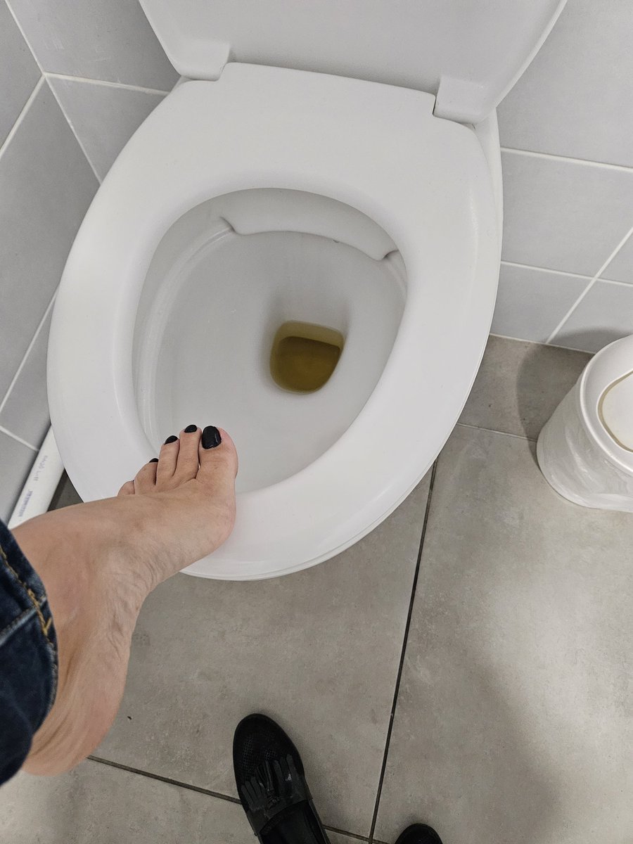 22feet09's tweet photo. Je veux une vraie chienne prête à plonger sa gu*le dans la 2e cuvette et me remercier d'être à mes pieds 💦

@Brun0Parent @RTLovingFeet @dommes_rt #domina https://t.co/kC2I7e0FEk