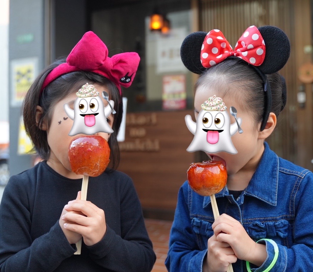 ハッピーハロウィン👻🎃
子どものお友達がりんご飴を買ってもらっていたので、我が子も欲しがりました。「どうせ原価率低いんだろうな」と思いながらも、しぶしぶ500円を払いました。
子どもと一緒にハロウィン仮装して「りんご飴うえーい、インスタにあげよう」て言ってる人の方が幸せな気がします。