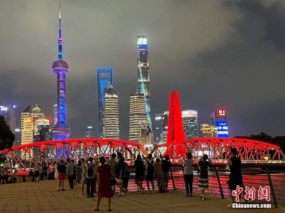 AmbCina's tweet photo. 🌆✨ Immergiti nella vibrante energia di #Shanghai! 🌟
Passeggia lungo le pittoresche rive del fiume #Huangpu, dove l'iconica #PearlTower svetta maestosa incorniciando lo skyline.
Guarda! https://t.co/MrQUd1IGHh